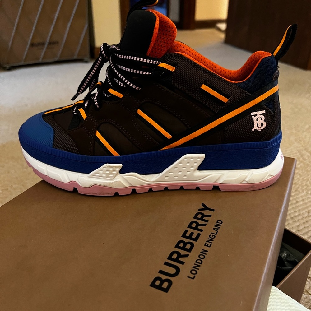 Lightly used , looks brand new women Burberry sneakers - Picture 5 of 5